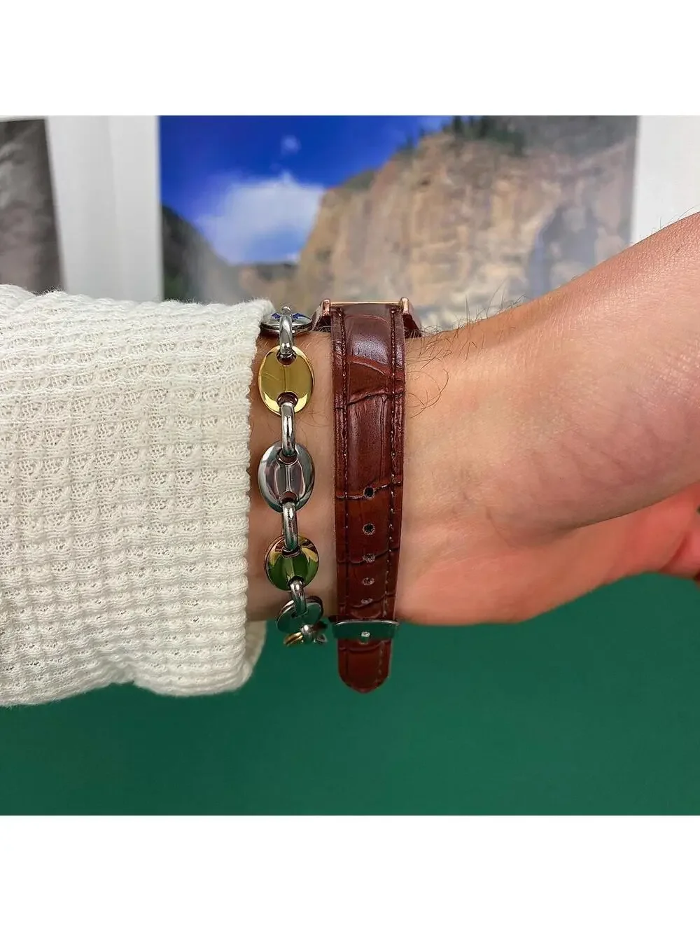 Minimalistic essential vintage style gold and leather style band watch. 9